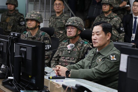 신원식 국방부장관이 9일 오전, 최전방 육군 제1보병사단을 찾아 대대 지휘통제실을 방문하여 예하 부대지휘관들과 화상회의(VTC)에서 지시 사항을 전달하고 있다. 사진=국방부 제공