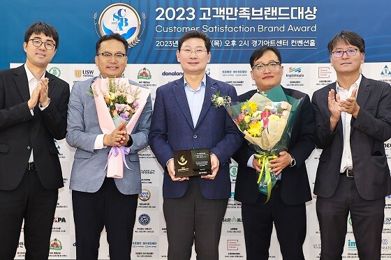 이상일 용인특례시장이 12일 경기아트센터에서 열린 2023 고객만족 브랜드대상 시상식에서 대상을 수상한 후 관계자들과 기념촬영하고 있다. 사진=용인특례시 제공