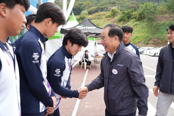 하윤수 교육감이 전국체육대회에 참가하는 부산선수단을 격려하는 모습. 사진=부산시교육청 제공