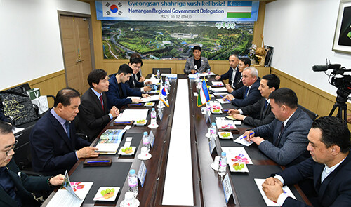 우즈베키스탄 나망간주 대표단 경산시를 방문해 조현일 시장과 면담을 갖고 있다. 사진=경산시 제공