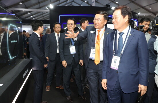 박완수 도지사가 ‘서울 ADEX 2023’을 방문한 모습. 사진=경남도 제공