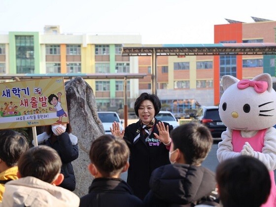 신계용 과천시장이 지난 3월 새학기를 맞아 관내 초등학교에서 아이들과 인사하며 격려하고 있다. 사진=과천시 제공