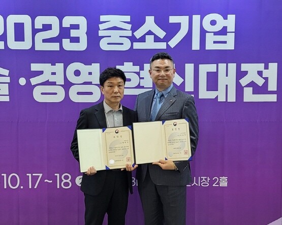 대선주조㈜ 정승문 이사(오른쪽)와 ㈜코스모 양현석 부장이 정부 포상을 수상한 후 기념촬영을 갖고 있다. 사진=BN그룹 제공