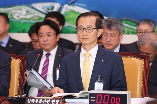 손태락 한국부동산원장이 10월 19일 국회에서 열린 국토교통위원회 국정감사에서 의원들의 발언을 경청하고 있다. 사진=박은숙 기자