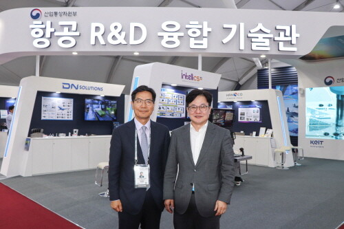 김민석 한국항공우주산업진흥협회 부회장과 김병수 김포시장이 항공 R&amp;D 융합 기술관앞에서 함께 하고 있다. 좌로부터 김민석 항공우주협회 부회장, 김병수 김포시장. 사진=김포시 제공