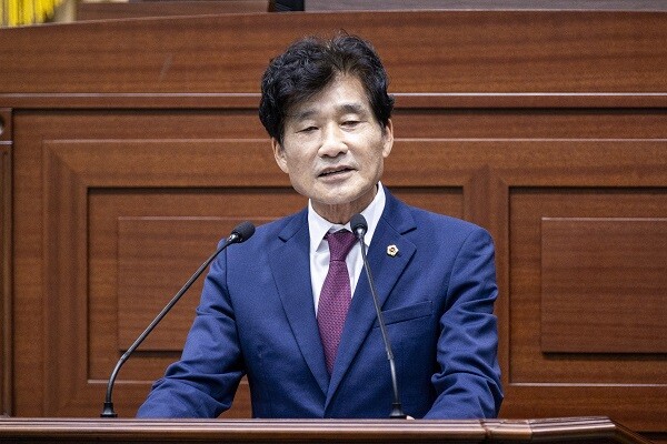 최태림 행정보건복지위원회 위원장(국힘·의성)이 20일 제342회 임시회 제2차 본회의에서 신상발언을 통해 대구경북통합신공항의 성공적 추진을 위해 공동합의문 이행할 것을 요구하고 있다. 사진=경북도의회 제공