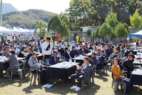 이날 기념식과 바자회에 참석한 주민들이 기부와 나눔의 의미를 공유하는 뜻깊은 시간을 가졌다. 사진=김현술 기자