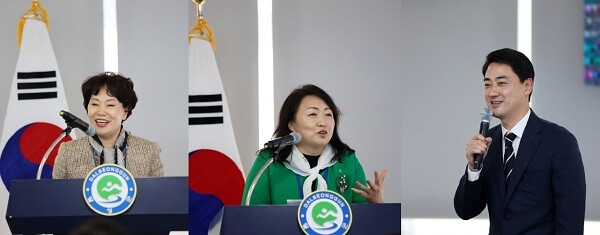 24일 대구 달성군청에서 대구시새마을목련회-전북새마을백일홍회 초청 교류회가 열린 가운데 내빈들이 인사말을 전하고 있다. (왼쪽부터) 이순삼 대구시새마을목련회 명예회장, 목영숙 전북새마을백일홍회 명예이사장, 최재훈 달성군수. 사진=남경원 기자