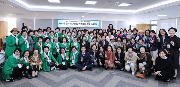 24일 대구 달성군청에서 대구시새마을목련회-전북새마을백일홍회 초청 교류회가 열린 가운데 내빈들이 기념촬영을 하고 있다. 사진=남경원 기자