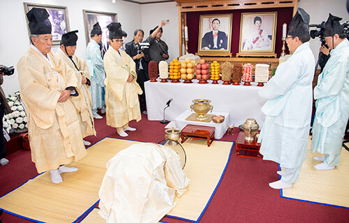 '박정희 대통령 서거 44주기 추모제 및 추도식'이 26일 상모동 생가에서 (사)박정희 대통령 생가보존회의 주관으로 열리고 있다. 사진=구미시 제공