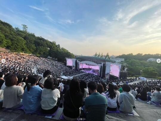 성시경은 ‘암표 구매자’를 자처해 판매자를 직접 붙잡아 경찰에 신고하는 ‘행동파’다. 암표 문제에 가장 적극적으로 비판의 목소리를 내는 그는 콘서트 티켓 예매를 진행한 직후 각종 온라인 판매 사이트를 수시로 드나들면서 암표 거래상을 색출한다. 사진=성시경 인스타그램