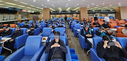 렛츠런파크 부산경남은 안전보건공단의 찾아가는 VR 교육서비스를 통해 직원들에게 현실감 있는 산업안전 교육을 실시했다. 사진=한국마사회 제공