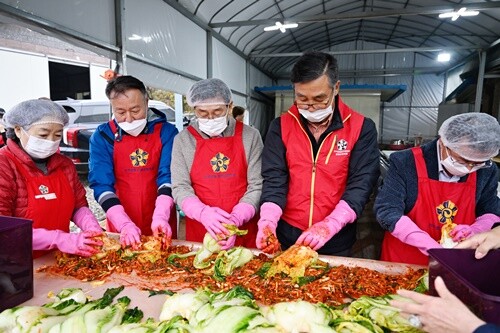 지난 1일 개최된 북한이탈주민과 함께하는 사랑나눔 김장담그기 행사에서 김장을 하는 전진선 양평군수(가운데). 사진=양평군 제공