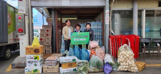 학성 새벽시장 손영한 대표가 식재료를 전달하고 있다. 사진=중구청 제공