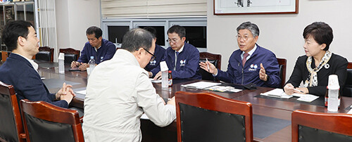 황병우 은행장(뒷줄 오른쪽 두번째)과 임직원들이 지난 4일 서문시장을 찾아 황선탁 서문시장 상가연합회 회장을 만나 상권 활성화 협력에 대한 의견을 나누고 있다. 사진=대구은행 제공