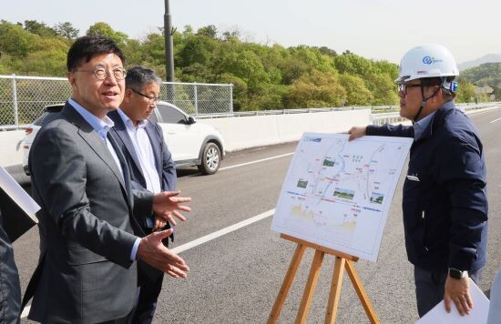 도로포장공사 점검하는 울산시 관계자. 사진=울산시 제공