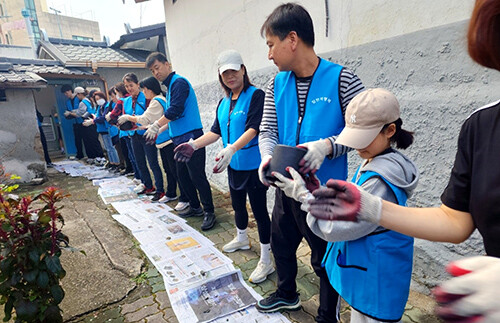 '일만의 행복 봉사단'이 지난 5일 대구 서구 40세대에 연탄 나눔 봉사활동을 펼치고 있다. 사진=일만의 행복 봉사단 제공