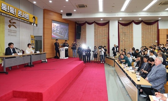 인요한 국민의힘 혁신위원장이 지난 4일 이준석 전 대표, 이언주 전 의원이 진행하는 토크콘서트에 참석한 모습. 사진=연합뉴스