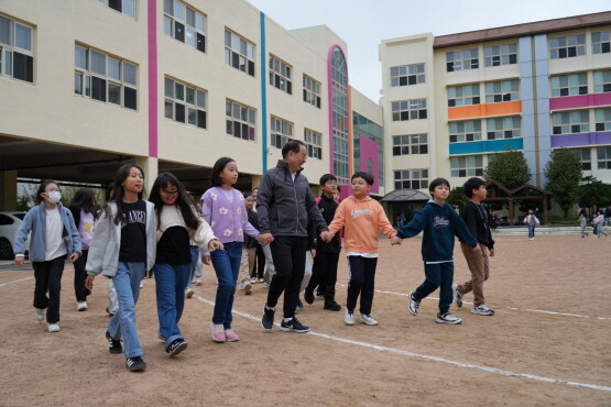 하윤수 교육감이 연서초등학교를 찾아 아침체인지 활동을 함께 하는 장면. 사진=부산시교육청 제공