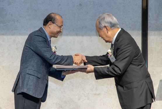 상패 전달 장면. 사진=한국선급 제공