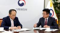 이철우 경북지사, 추경호 부총리 만나 "구미 반도체 특화단지 규제 완화해 달라"