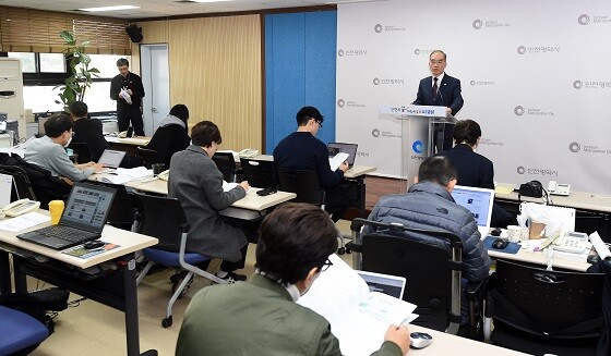 류윤기 인천시 글로벌도시국장이 11월 14일 시청 브리핑룸에서 글로벌도시국 소관 현안과 관련해 기자브리핑을 하고 있다. 사진=인천시 제공