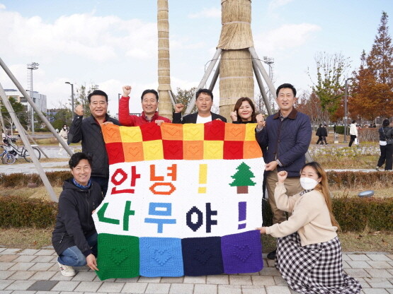 가로수 겨울옷 입히기 행사 이미지. 사진=한국마사회 부산경남본부 제공