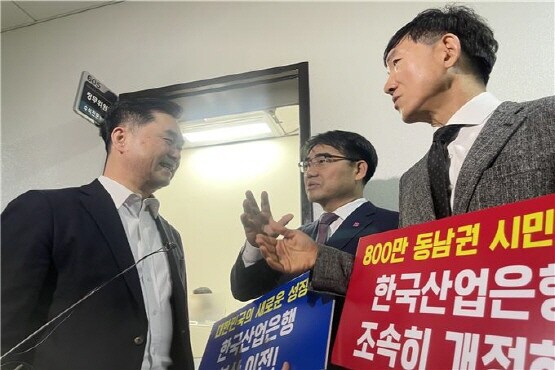 이성권 부시장(중앙)이 김종민 국회의원(왼쪽, 정무위원회 민주당 간사, 법안심사제1소위 위원장)과 면담을 갖는 모습. 사진=부산시 제공