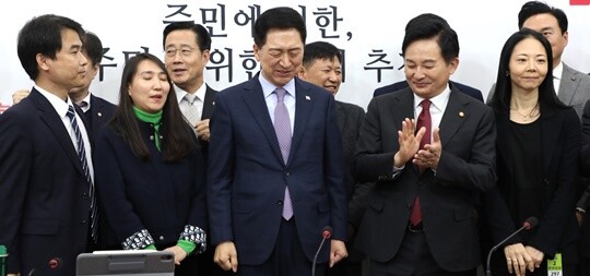 국민의힘 김기현 대표와 원희룡 국토교통부 장관, 1기 신도시 주민대표들이 11월 21일 오후 국회에서 열린 노후계획도시정비특별법 연내 통과 촉구를 위한 주민 간담회에서 기념촬영을 하고 있다. 사진=박은숙 기자