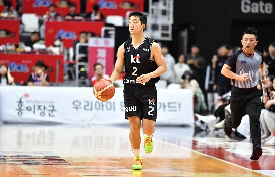 MVP 출신 허훈은 복귀전에서 맹공을 퍼부었지만 승리의 맛을 느끼지는 못했다. 사진=KBL 제공