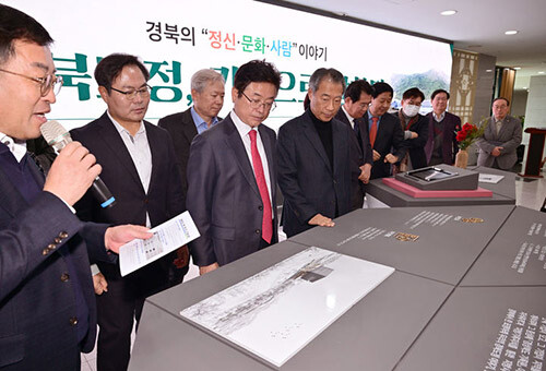 이철우 지사가 기록물을 살펴보고 있다. 사진=경북도 제공