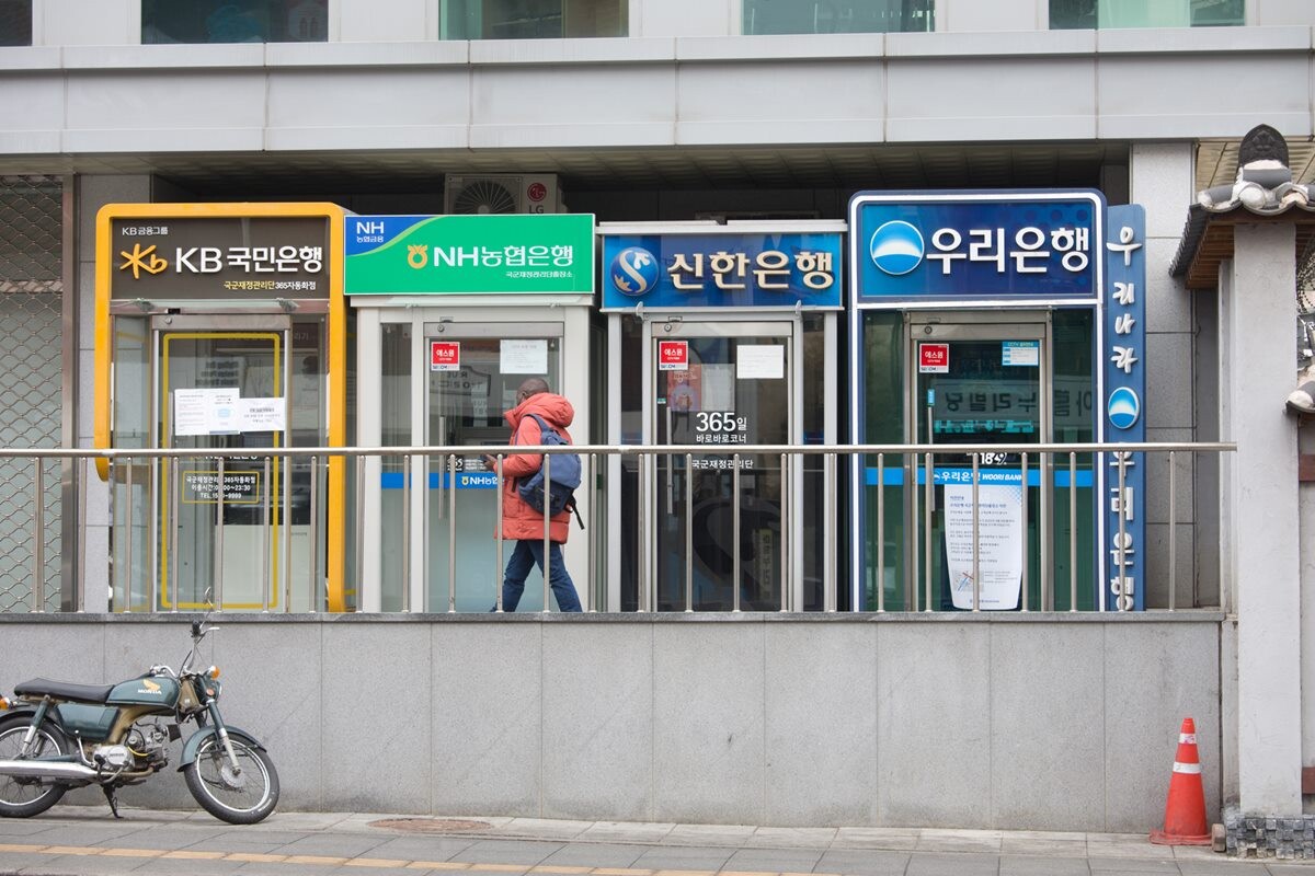 서울시 용산구에 위치한 은행 현금인출기 앞을 한 시민이 지나고 있다. 사진=이종현 기자
