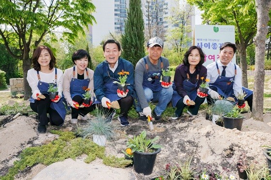 지난 4월 제1회 가드닝의 날 행사에서 이재준 수원시장과 참석자들이 꽃을 심기 전 기념사진을 찍고 있다. 사진=수원시 제공