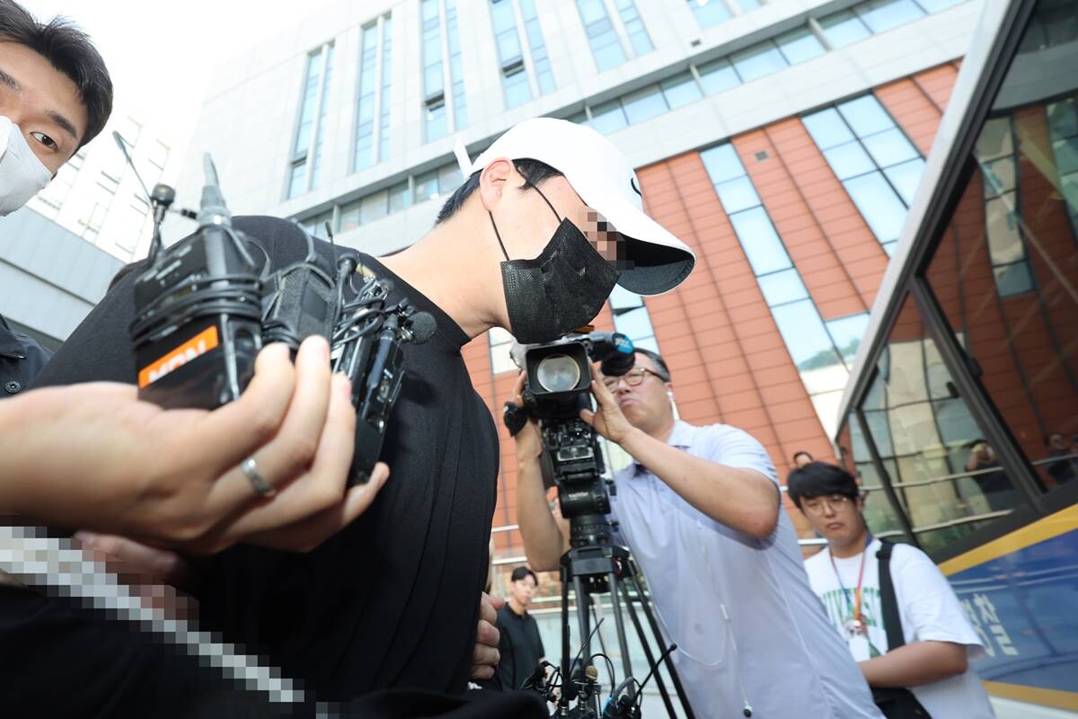 '압구정 롤스로이스'사건 피의자 신모 씨가 8월 중앙지검으로 송치되고 있다. 사진=연합뉴스