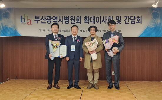 홍병호 경영지원부장이 부산시병원회장상을 수상한 모습. 사진=대동병원 제공