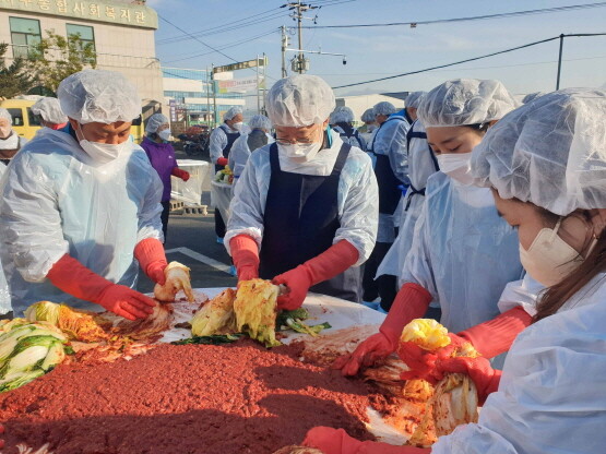 김치나눔 봉사활동 장면. 사진=한국마사회 부산경남본부 제공