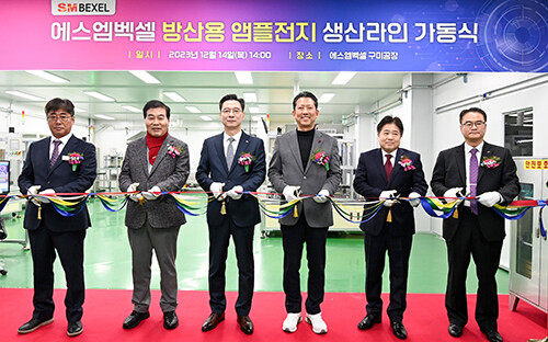 에스앰백셀 앰플 전지 생산라인 가동식 참가자들이 테이프 커팅을 하고 있다. 오른쪽 세번째 김장호 시장. 사진=구미시 제공