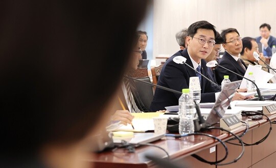 장경태 더불어민주당 의원은 올해 10월 국정감사에서 “과학기술정보통신부(과기정통부)를 통해 (망 사용료 관련) 자료를 요청하고 싶은데, 통신사들이 거부하고 있다”고 토로했다. 장경태 의원이 지난 10월 국정감사에서 질의하는 모습. 사진=연합뉴스