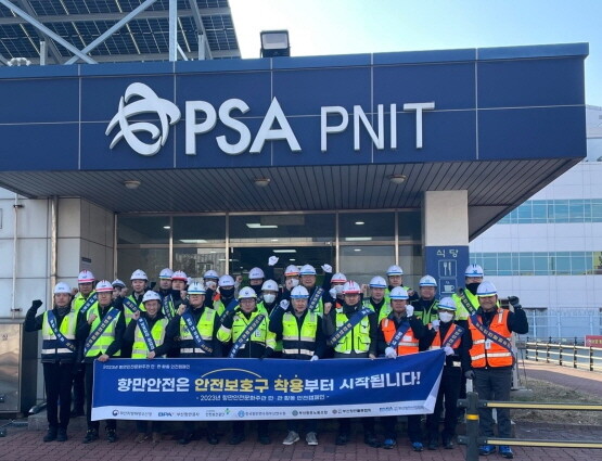 부산신항 1부두 앞에서 안전결의를 다지는 근로자들. 사진=부산항만공사 제공