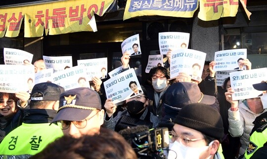이준석 전 국민의힘 대표가 12월 27일 오후 서울 노원구 상계동의 한 음식점에서 탈당 기자회견을 하는 가운데, 지지자들이 피켓을 들어보이고 있다. 사진=임준선 기자