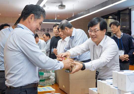 HDC현대산업개발은 지난 10월 용산 본사에서 올해 우수협력사 대표단과 함께 지역사회에 나눔을 실천하는 ‘HDC Partners 사회공헌’ 행사를 진행했다. 김회언 HDC현대산업개발 대표이사(사진 오른쪽)와 세아건설 황기만 대표이사(사진 왼쪽)가 용산에 거주하는 참전용사와 상이군경에게 전달할 선물을 포장하고 있다. 사진=HDC현대산업개발 제공