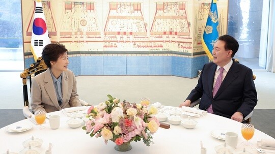 윤석열 대통령이 지난 12월 29일 서울시 용산구 대통령 관저에서 박근혜 전 대통령과 오찬을 함께하고 있다. 사진=대통령실 제공