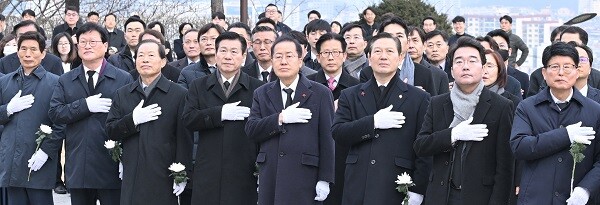 2일 대구 충혼탑에서 홍준표 시장을 비롯한 구청장·군수, 시의원, 기관 등 인사들이 참배에 참여했다. 사진=대구시 제공