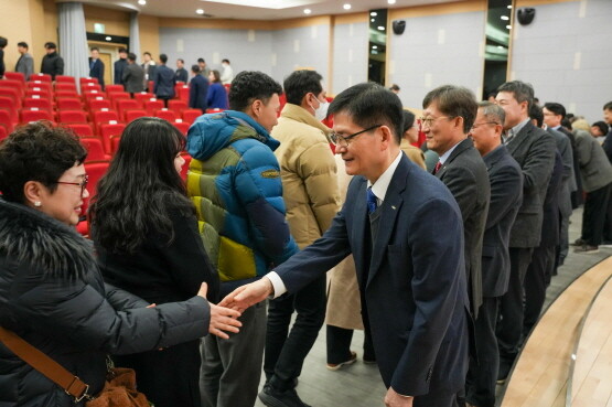 한국전기연구원 김남균 원장이 직원들과 새해 인사를 나누고 있다. 사진=한국전기연구원 제공