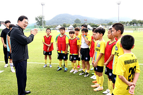 주낙영 시장이 2023 화랑대기 축구대회 참가 선수단을 격려하고 있다. 사진=경주시 제공