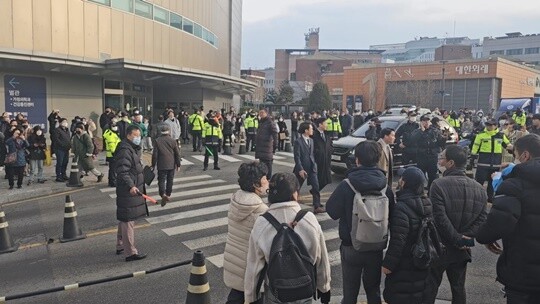 1월 2일 서울대 병원은 이재명 민주당 대표의 지지자들과 취재진들로 붐볐다. 사진=이강원 기자