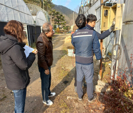 기장군 및 한국전기안전공사 직원이 관내 시설농가에 전기안전점검을 시행하고 있다. 사진=기장군 제공