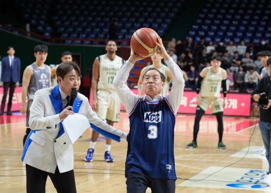 하윤수 교육감의 시투 장면. 사진=부산시교육청 제공