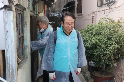 연탄봉사 중인 BPA 강준석 사장. 사진=부산항만공사 제공