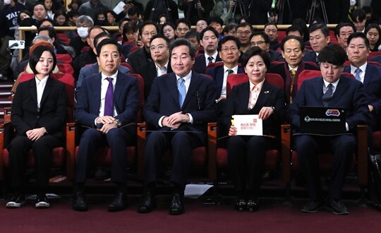 제3지대 정당을 준비 중인 류호정 정의당 의원, 금태섭 새로운선택 공동대표, 이낙연 전 더불어민주당 대표, 양향자 한국의희망 대표, 이준석 전 국민의힘 대표(왼쪽부터)가 1월 9일 국회에서 열린 양향자 대표의 출판기념회에 나란히 앉아 있다. 사진=박은숙 기자